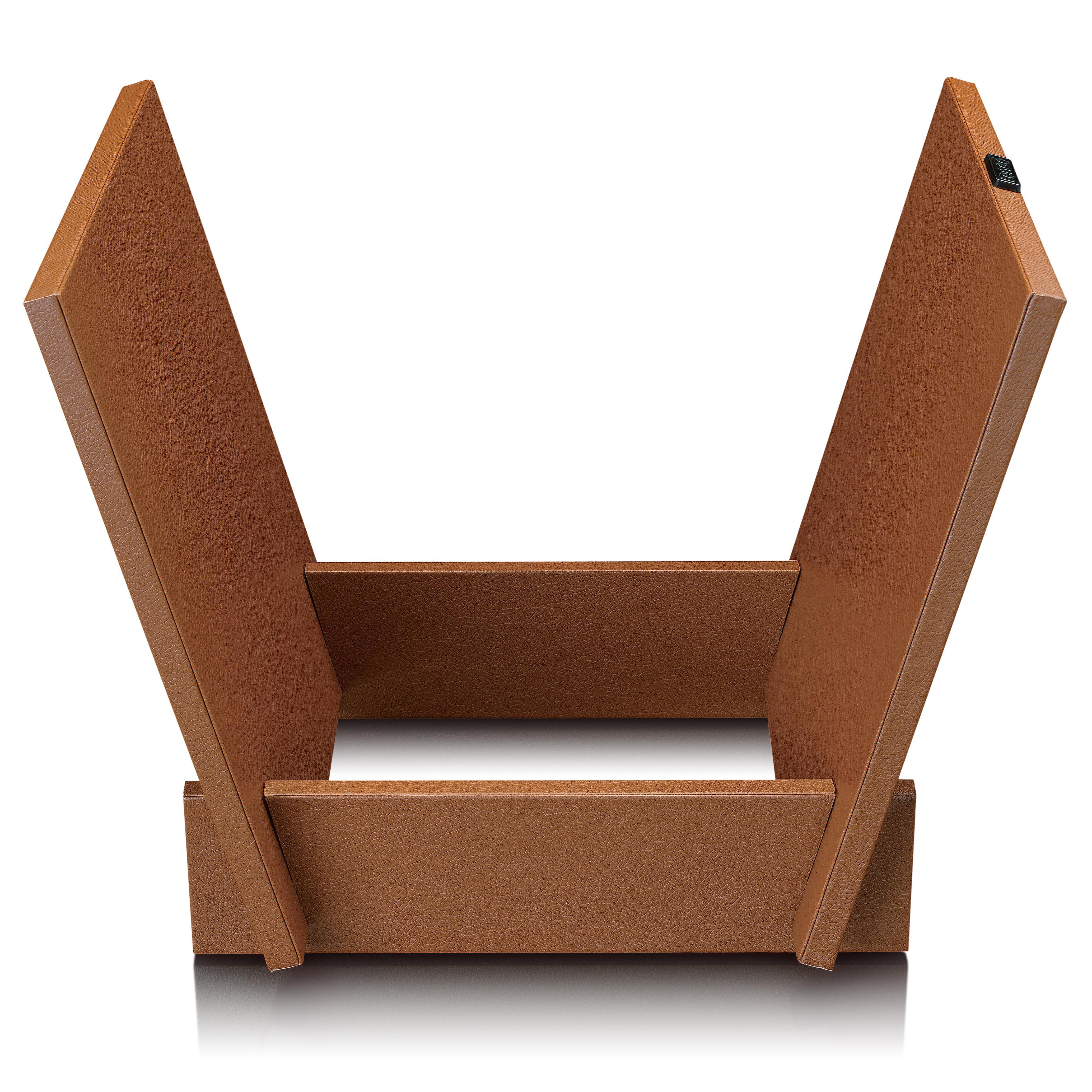 Braunes Holzdekorationsstück. Es hat eine V-Form mit einem Sockel.