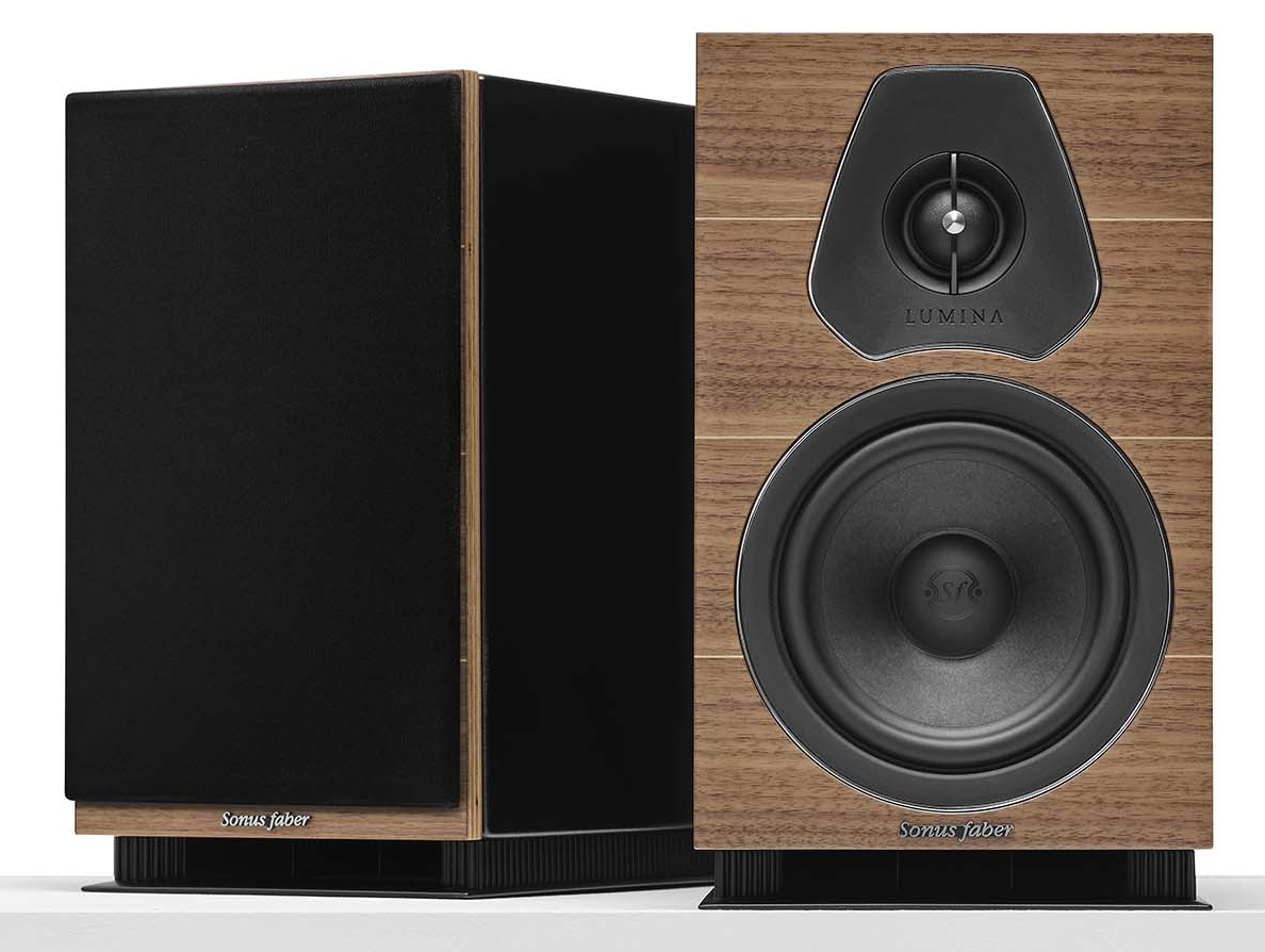 Zwei Lautsprecher mit Holzseiten und schwarzen Frontplatten auf einer weißen Oberfläche.