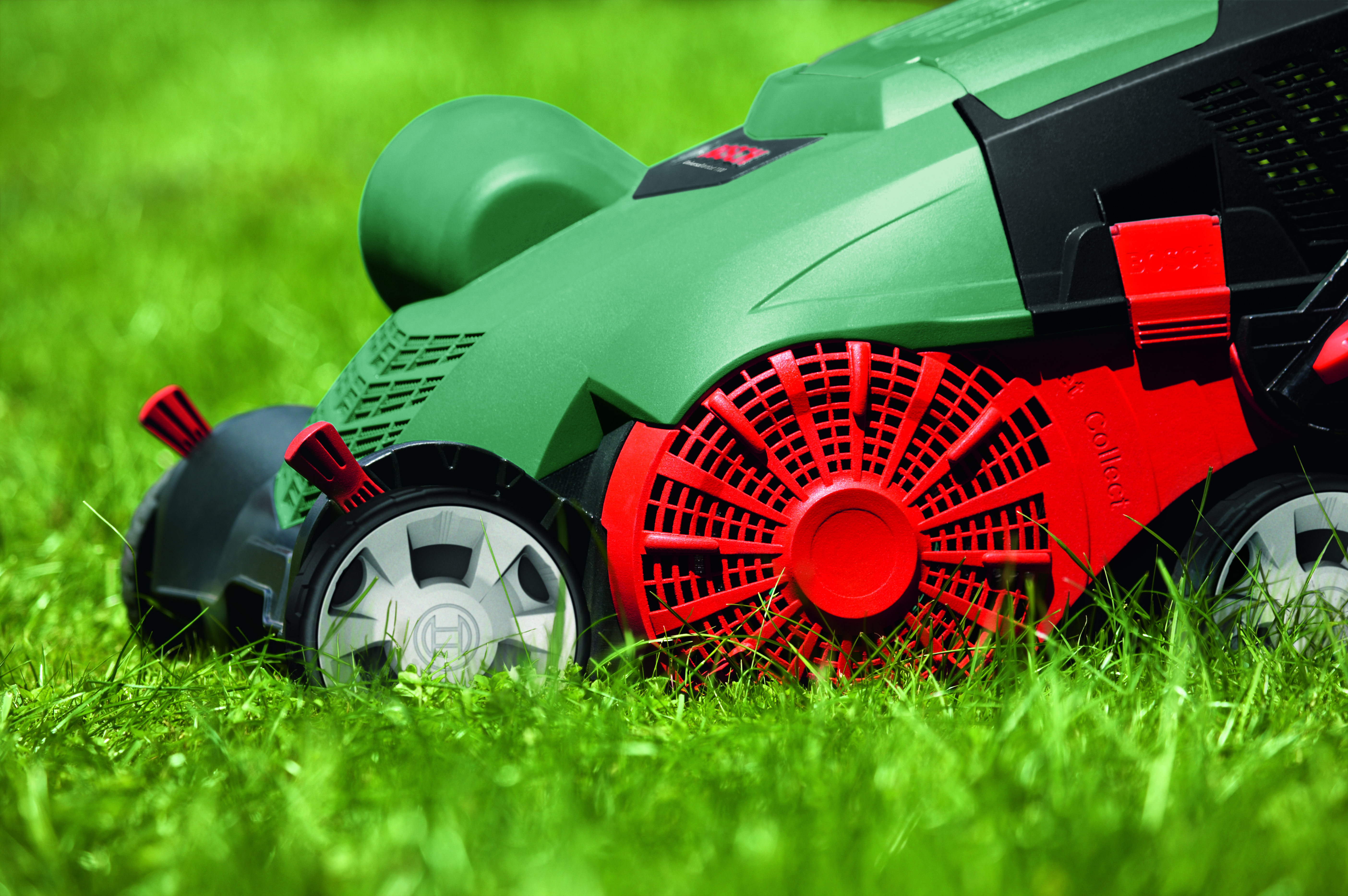 BOSCH 060088A101 UniversalVerticut 1100 Vertikutierer Grün