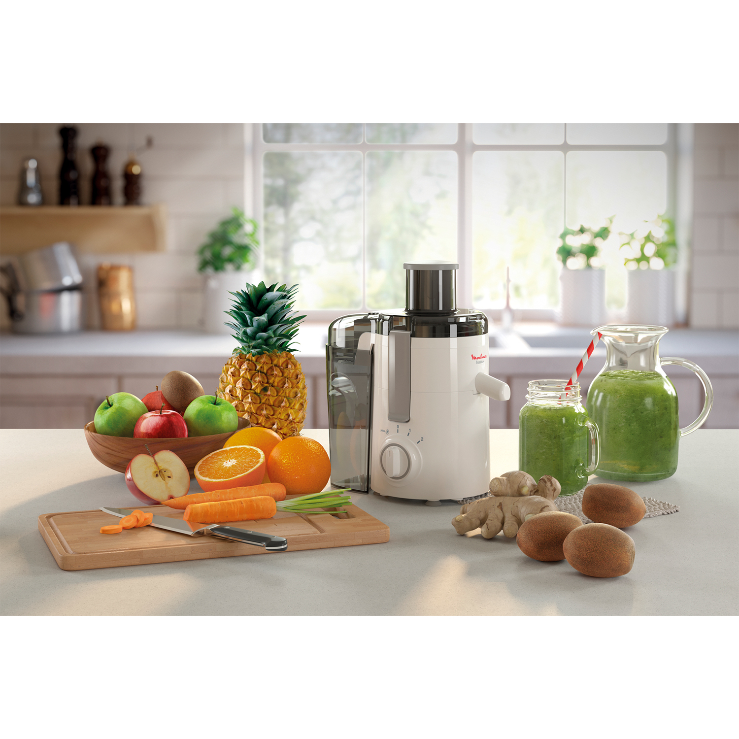 Uno spremiagrumi con frutta: ananas, arance, kiwi, carote e succo verde in bicchieri.