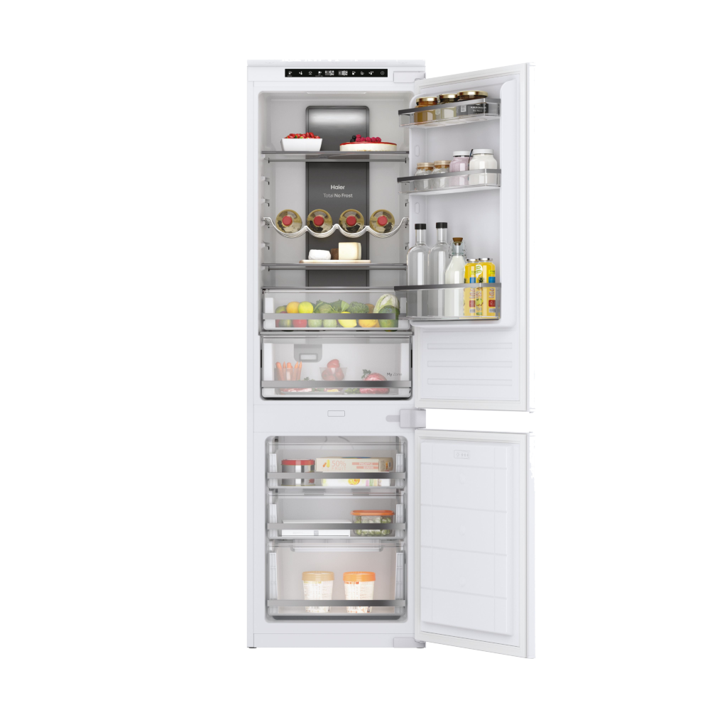 Refrigerador Haier abierto con estantes de alimentos, varios recipientes y una etiqueta energética.