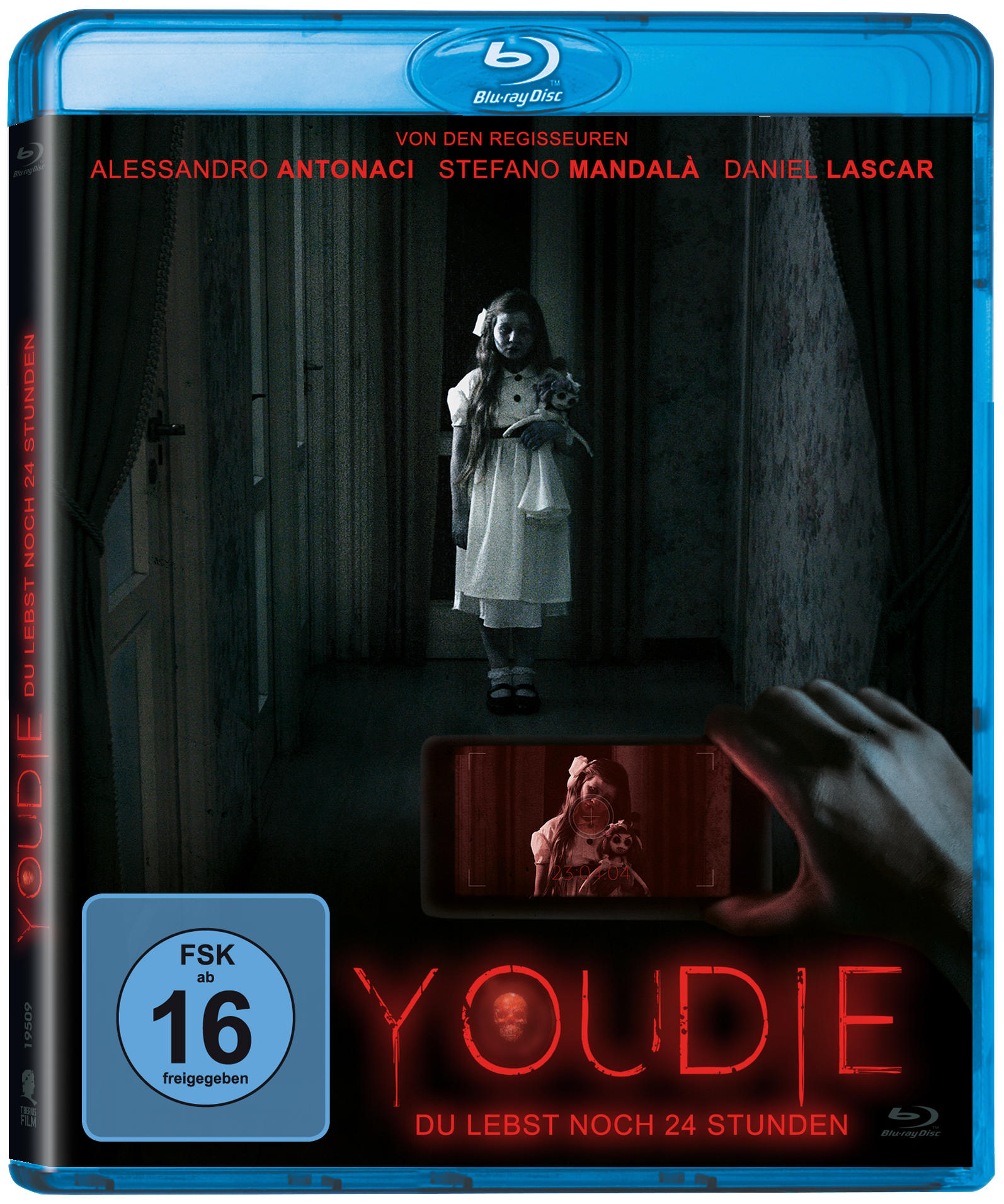 Blu-ray-Filmcover. Mädchen hält Puppe in der Tür. Dunkel und gruselig. Deutscher Text.