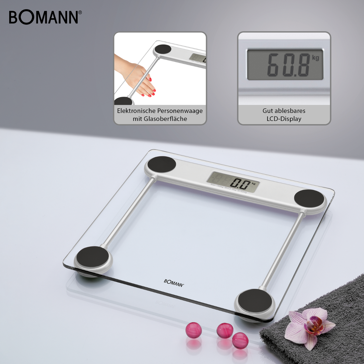 Digitális fürdőszobai mérleg, tiszta kijelzővel, 60,8 kg-ot mutatva. Tartalmaz egy kezet. A háttérben virágok vannak.