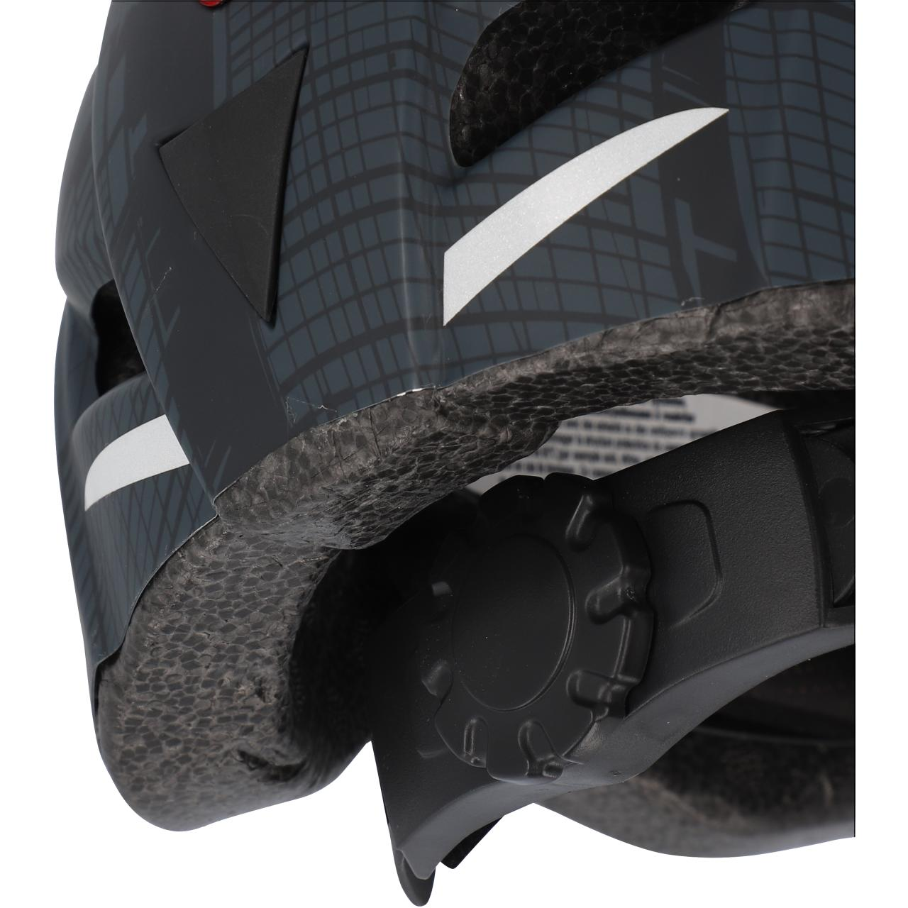 Nahaufnahme eines Fahrradhelms mit schwarz-grauem Design. Der Verschluss ist sichtbar.