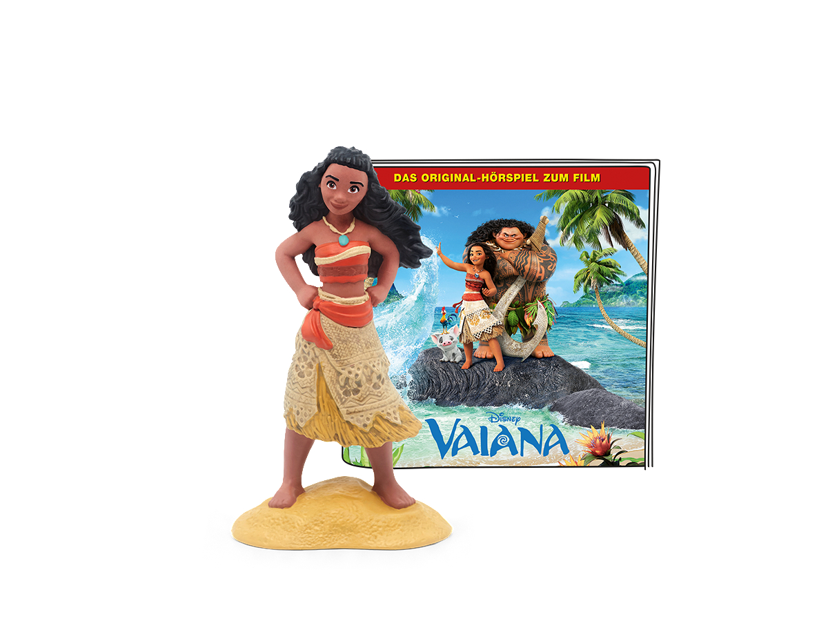 Moana-Spielzeugfigur auf Sand, mit Filmcover im Hintergrund mit Moana, Maui und Te Fiti-Charakteren.