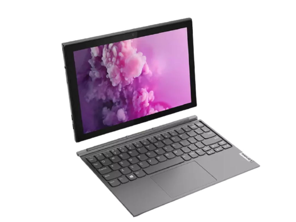 Un portátil que muestra una pantalla púrpura, colocado sobre un teclado, sobre una superficie oscura.