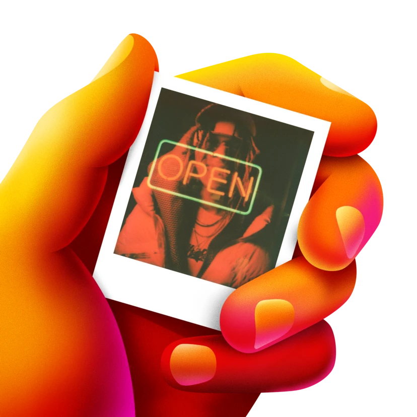 Eine Hand hält ein Polaroid-Foto einer Person mit dem Wort 'OPEN' in Neonlichtern.