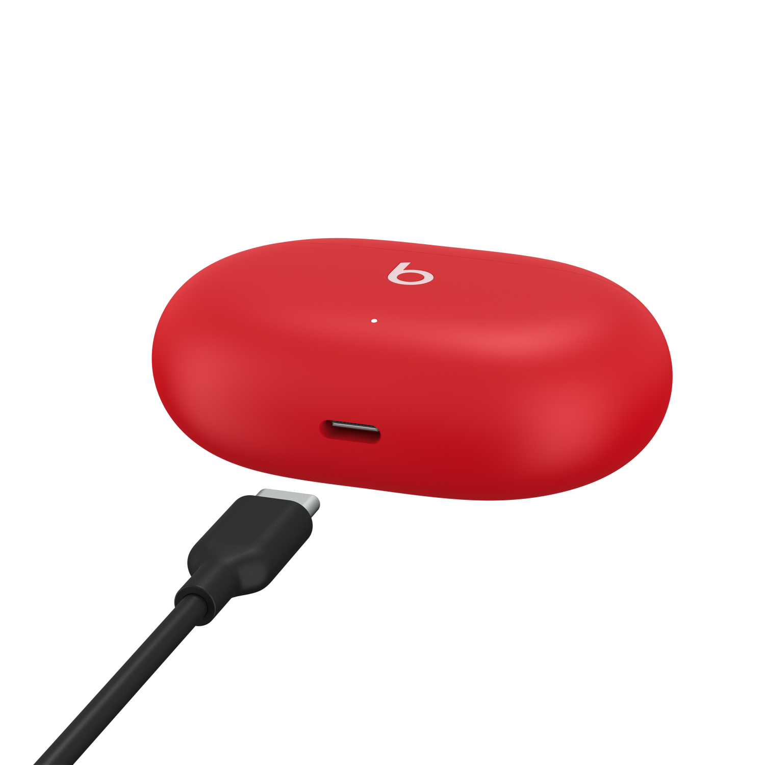 Estuche de carga Beats rojo con cable enchufado. Cable negro y logo blanco visibles.