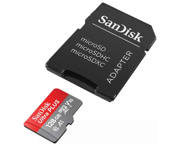 Tarjeta microSD y adaptador Sandisk Ultra Plus, ambos negros y rojos. Sobre fondo blanco.