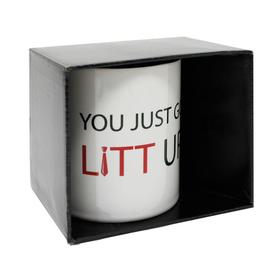 Eine weiße Tasse mit den Worten 'YOU JUST GOT LITT UP' in einer schwarzen Schachtel.