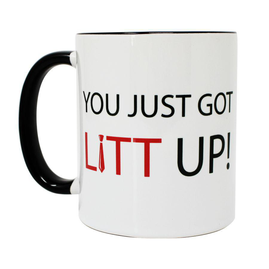 Weißer Becher mit schwarzem Griff und Rand, mit der Aufschrift 'YOU JUST GOT LITT UP!' mit roter Krawatte.