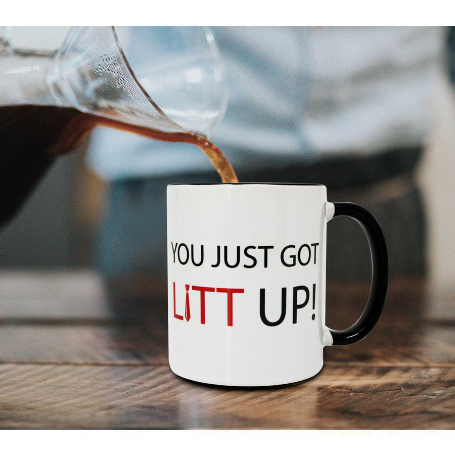 Eine weiße Tasse mit dem Schriftzug 'YOU JUST GOT LITT UP!'