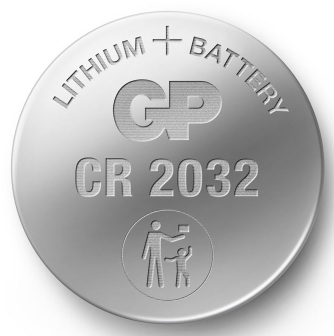 Zilveren CR2032 lithium batterij. Heeft tekst en een waarschuwing voor kinderveiligheid op het oppervlak.