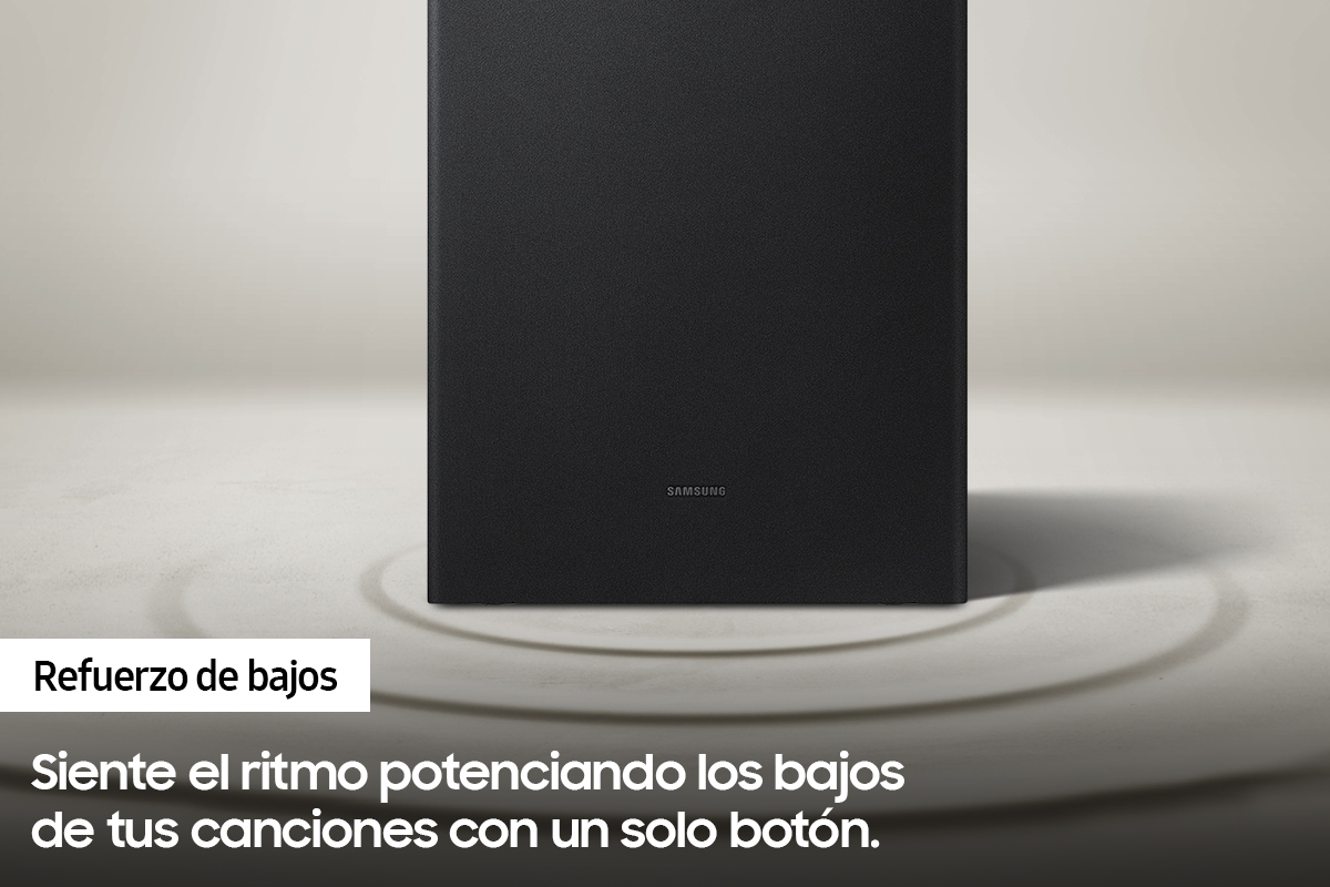 Barra de sonido Samsung negra con texto debajo, promoviendo la mejora de bajos.