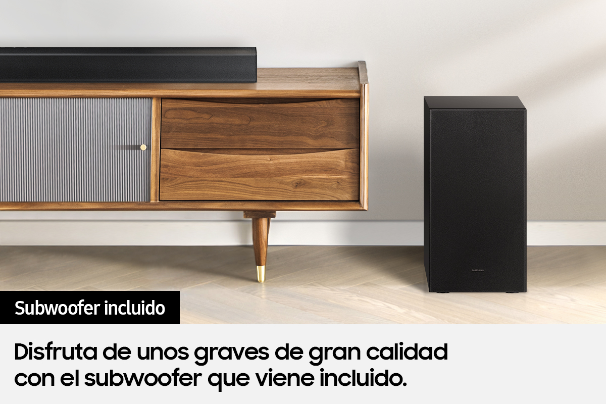 Una barra de sonido y subwoofer negros en un mueble de madera.