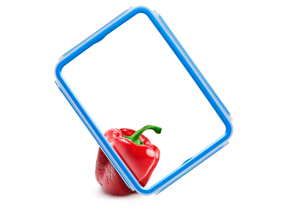 Un pimiento rojo dentro de un recipiente rectangular azul, fondo blanco.