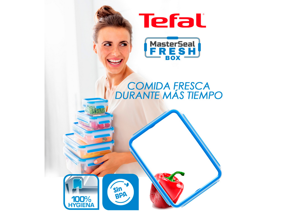 Mujer sonriendo, sosteniendo contenedores apilados con logo Tefal.