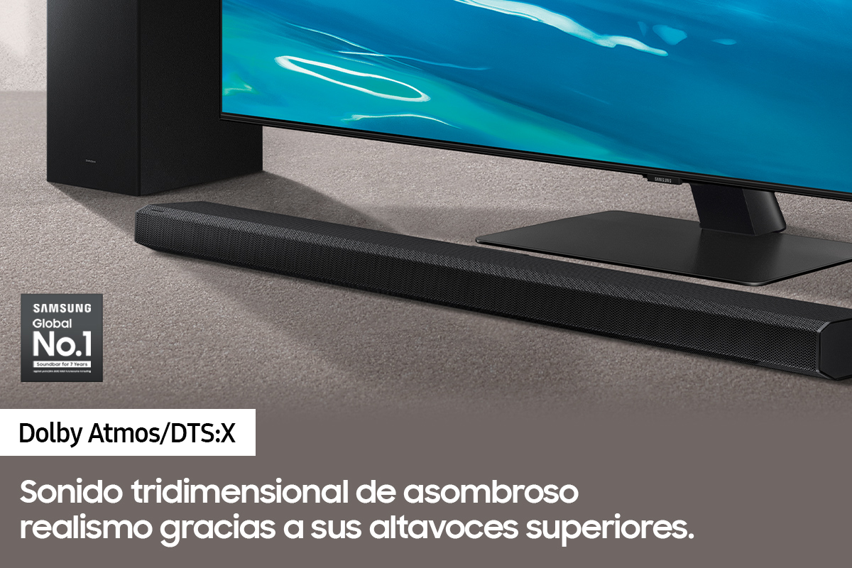 Barra de sonido y subwoofer negros en una sala de estar.
