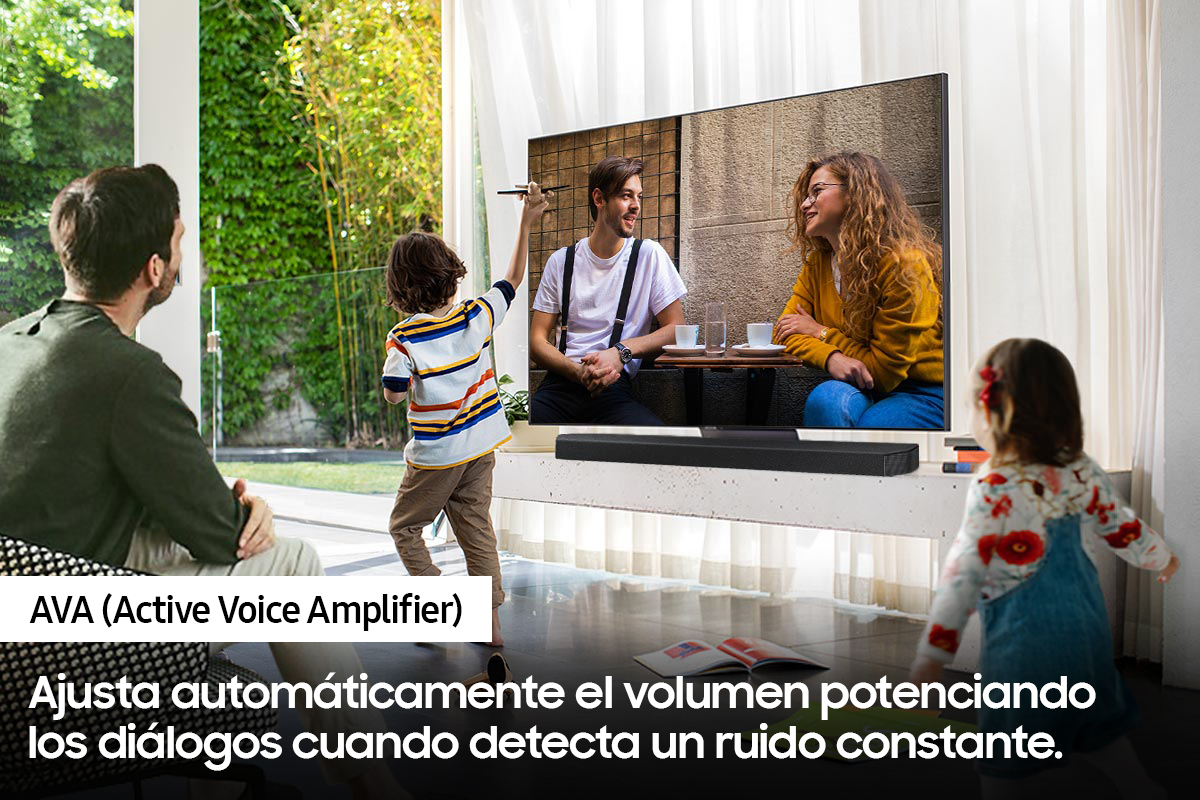 Familia viendo la televisión, un televisor sobre un soporte blanco y una barra de sonido.
