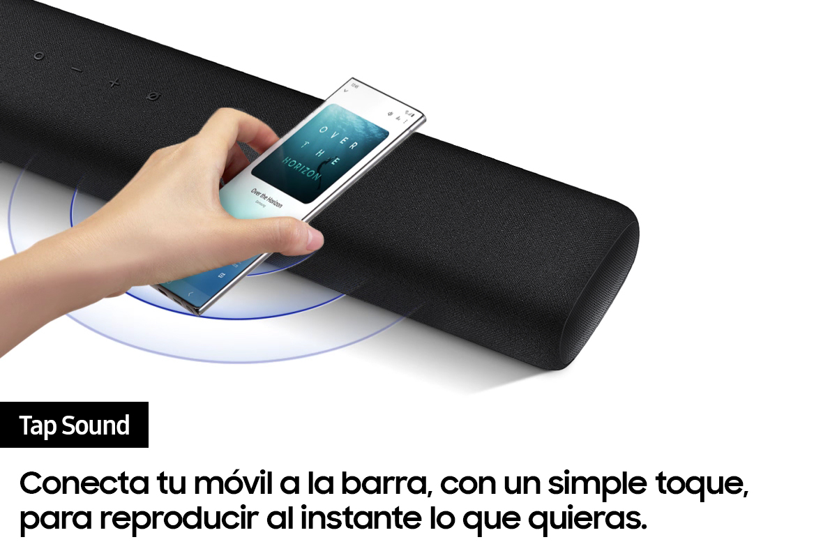 Una mano sostiene un teléfono cerca de una barra de sonido. Texto: Tap Sound. Conecta tu teléfono.