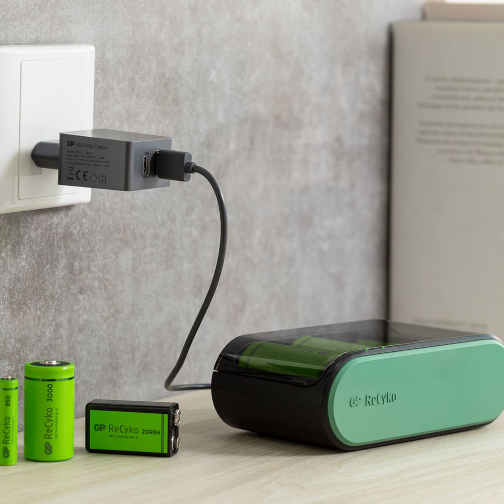 Un chargeur branché avec des piles et un chargeur.