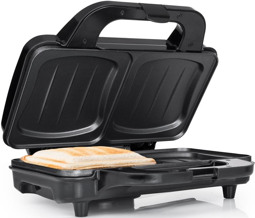 Macchina per sandwich nera con sandwich tostato all'interno, aperta.