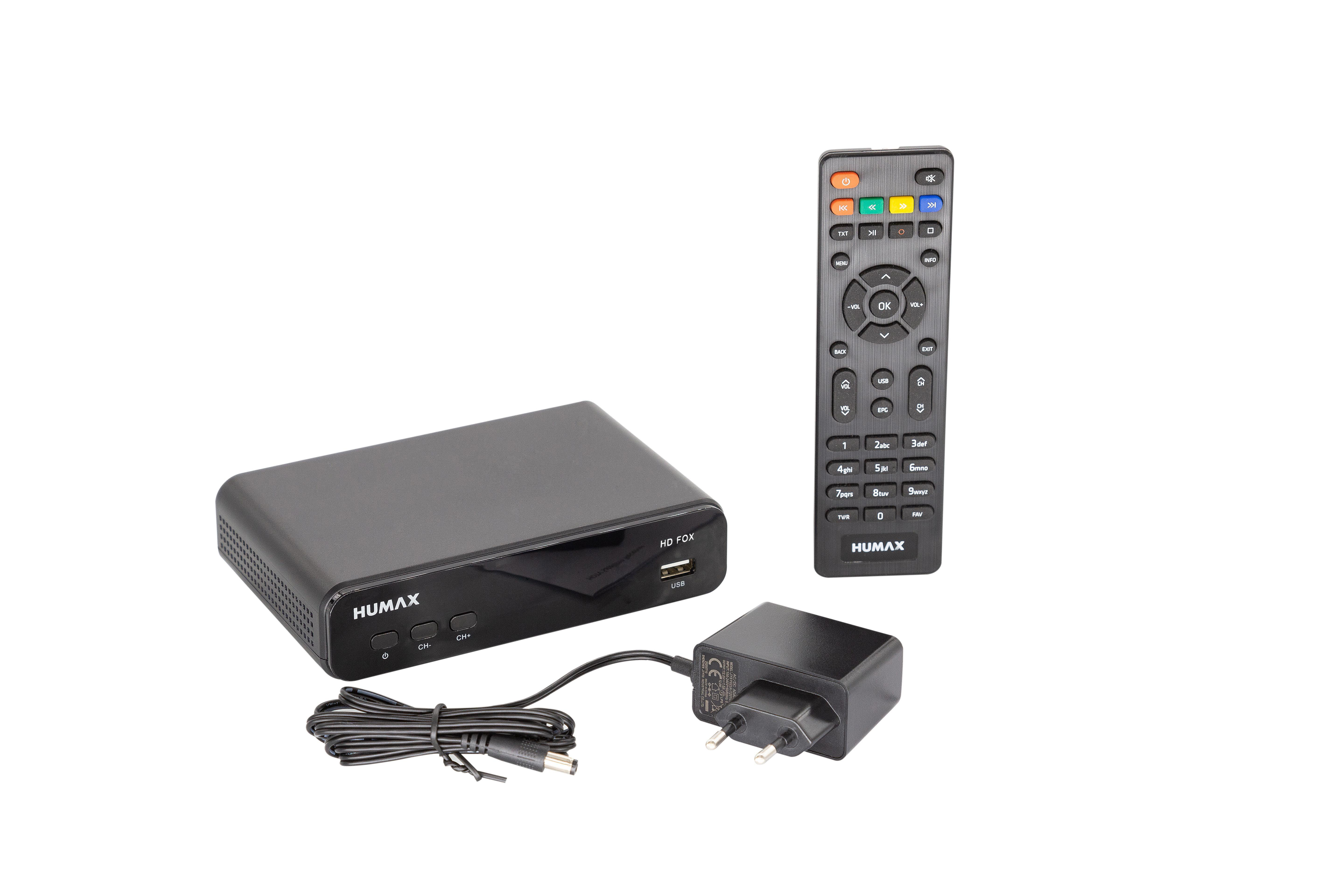 Schwarzer Humax-Receiver mit Fernbedienung, Netzteil und Anschlusskabeln. Alles auf weißem Grund.