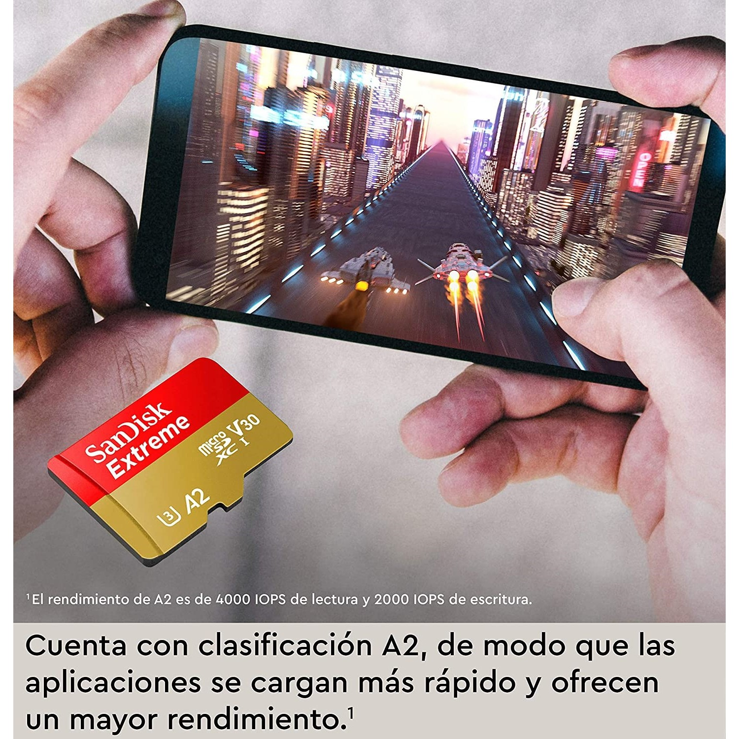 Una tarjeta micro SD junto a un smartphone que muestra un juego de carreras. Texto en español.