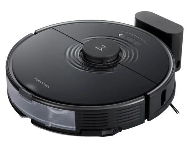 Schwarzer Roboter-Staubsauger mit Ladestation. Mit Knöpfen und einem zentralen Logo.