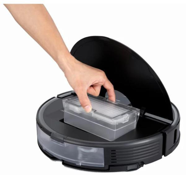 Ein schwarzer Roboter-Staubsauger mit geöffnetem Deckel. Eine Hand entfernt den Staubbehälter.