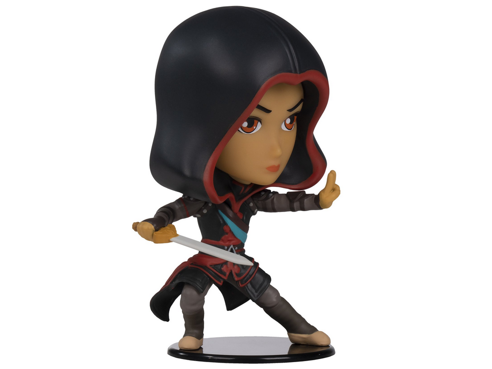 Una figura de estilo chibi de un personaje con atuendo de asesino negro y rojo que sostiene una espada.