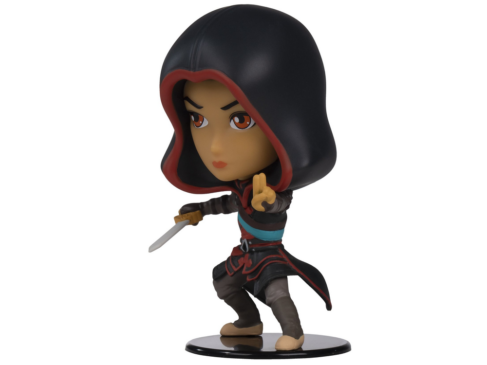 Figura de un personaje con un atuendo con capucha negro, sosteniendo una pequeña cuchilla.