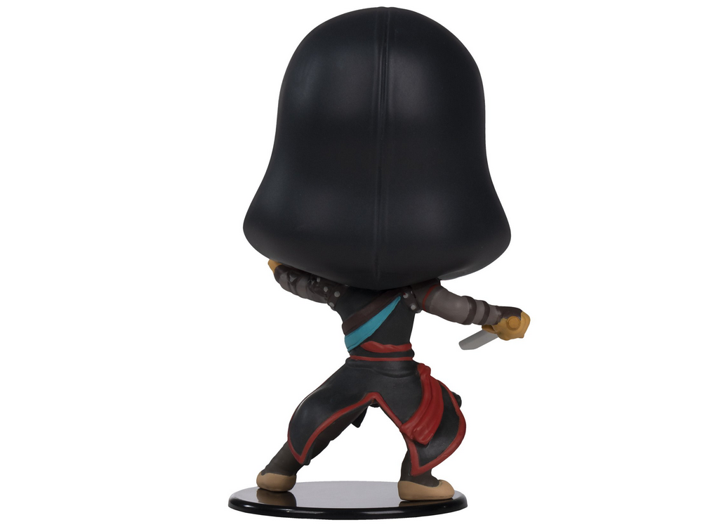 Figura de un personaje de videojuego, vista trasera. Capucha y traje negro.