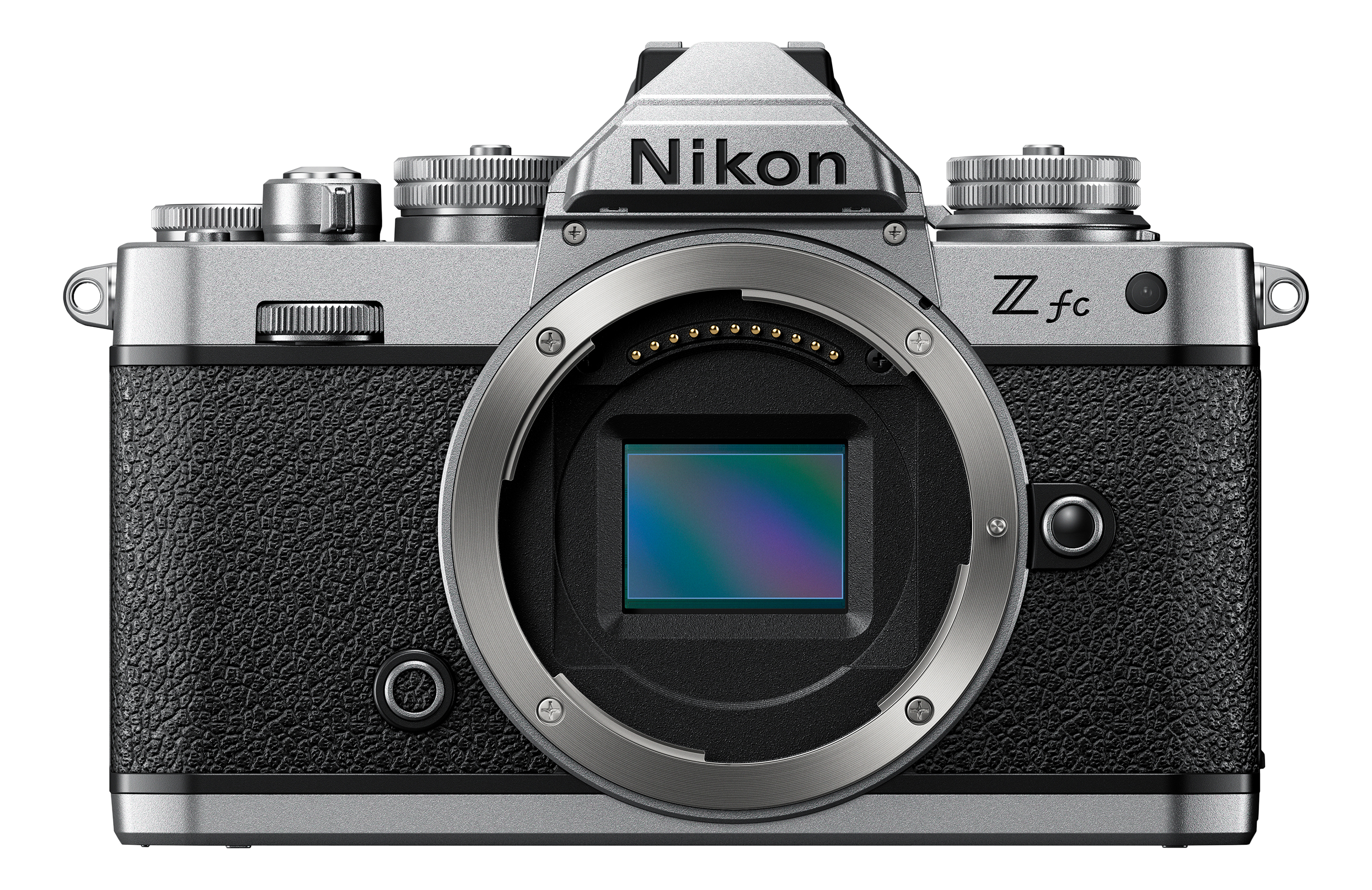 Appareil photo Nikon Z fc. Un appareil photo argenté et noir de style rétro avec un objectif et un fond noir.