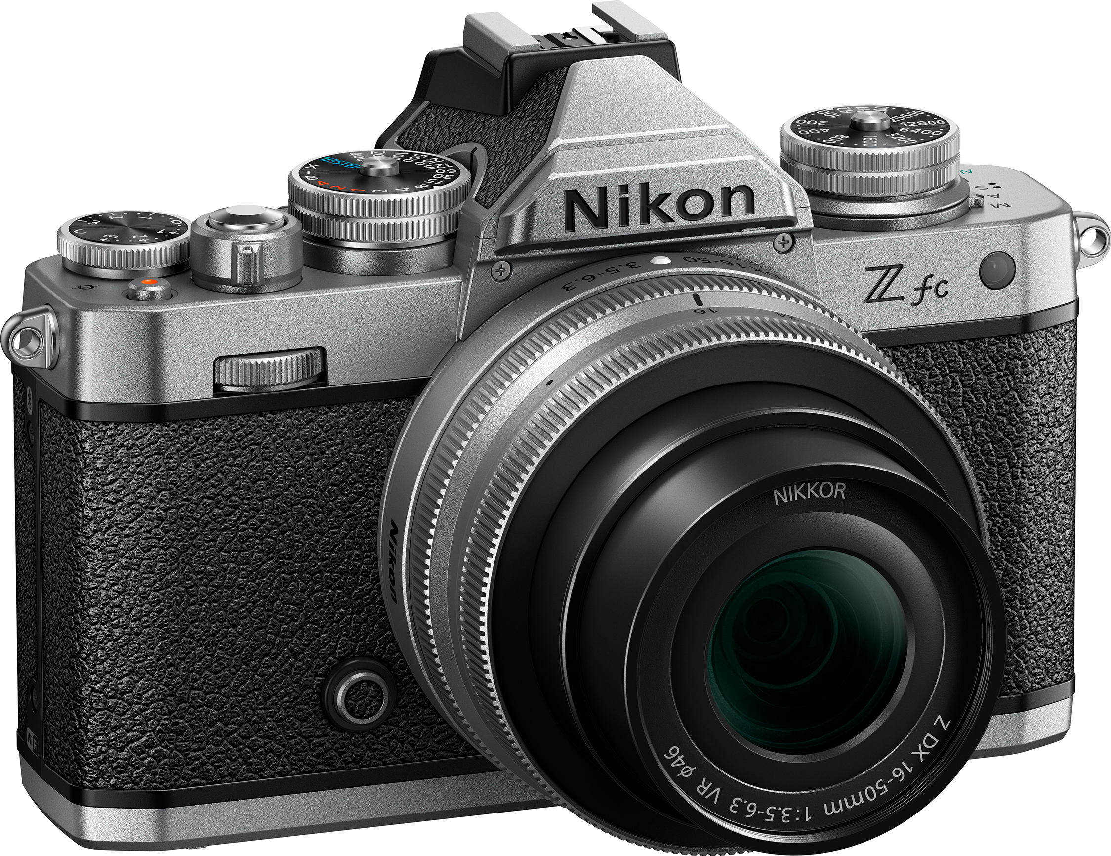 Appareil photo argenté avec objectif noir. Nikon et Z fc imprimés sur le corps.