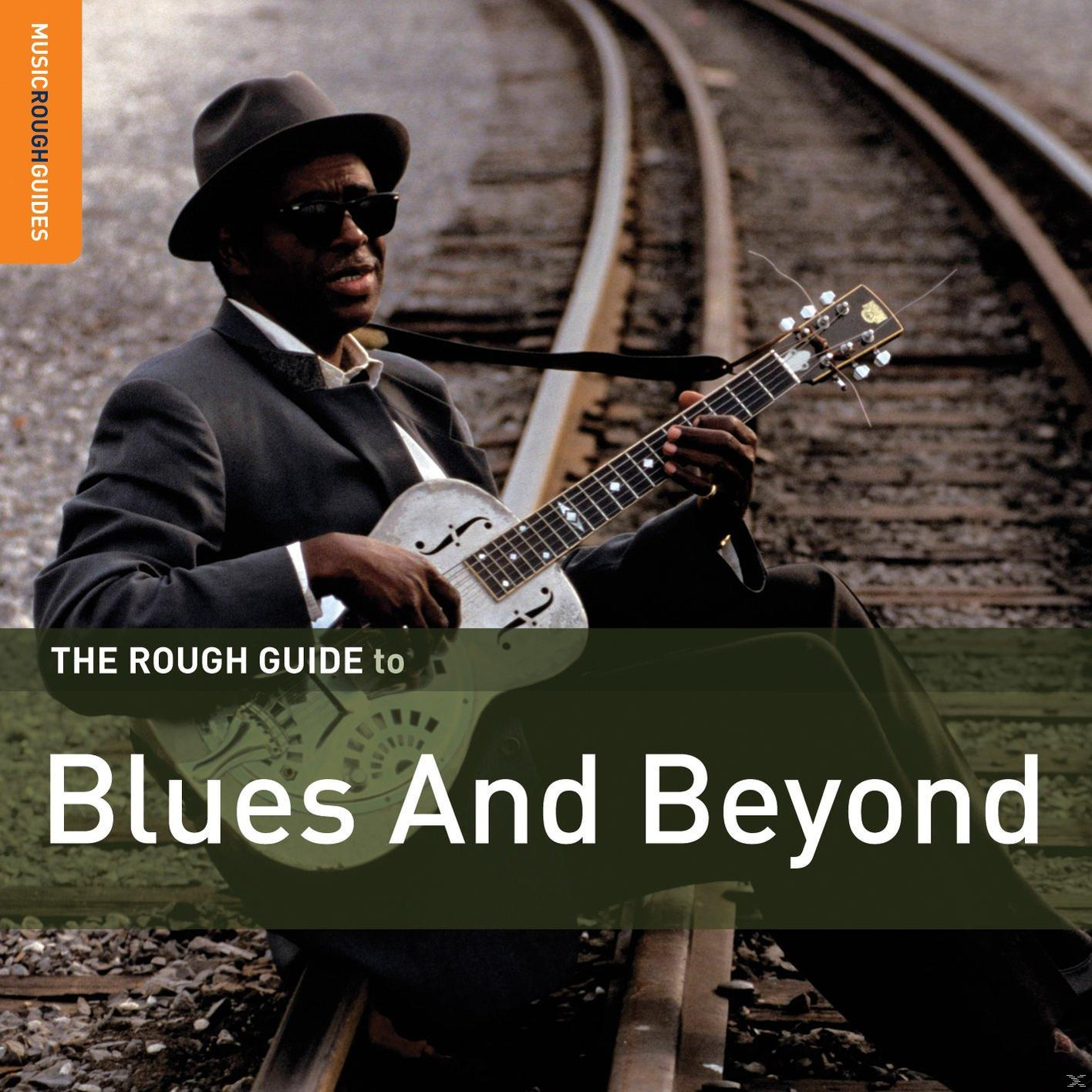 Egy férfi slide gitározik vasúti síneken. A szöveg a következő: "Blues And Beyond". A narancssárga szöveg a következő: "Music Rough Guides".