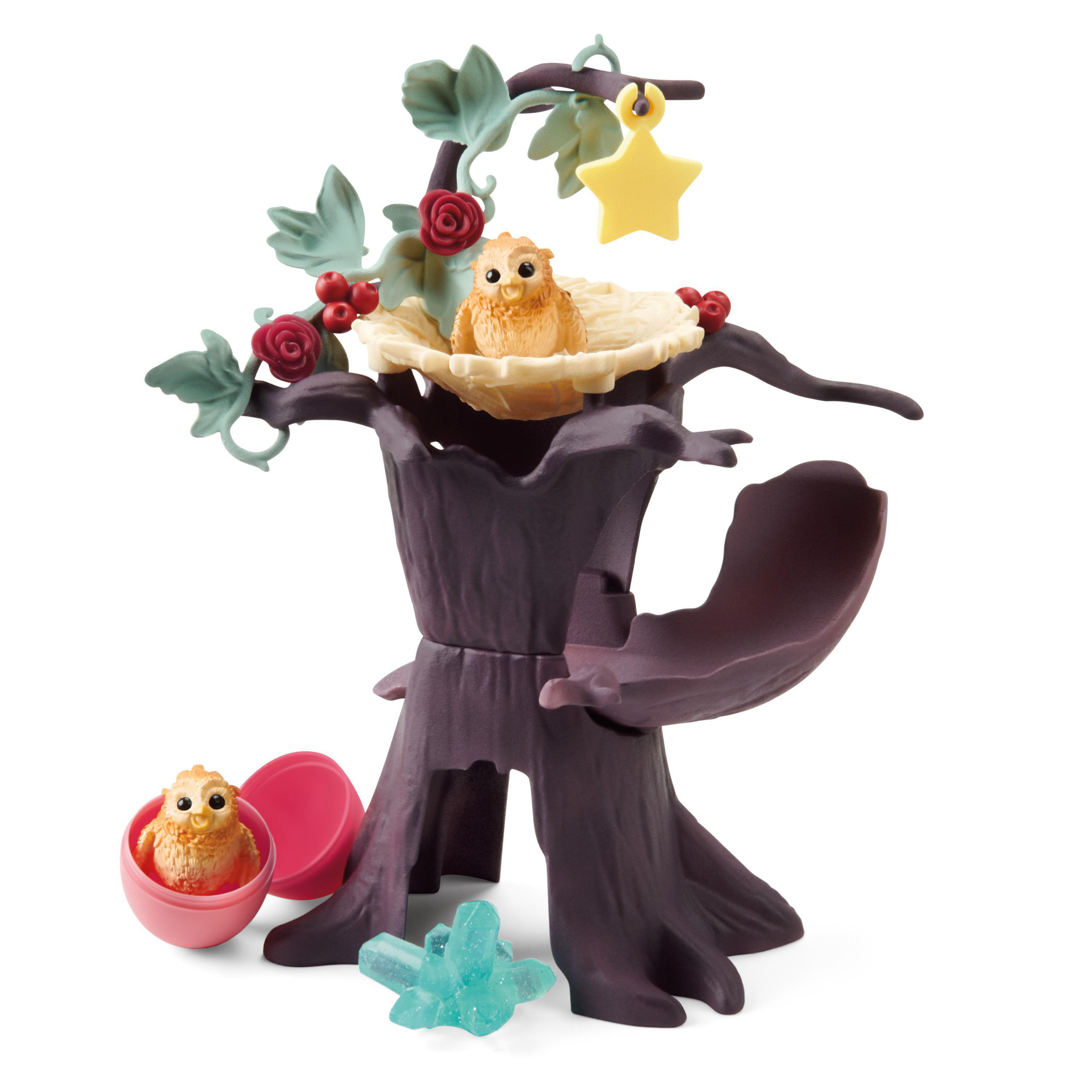 Ein Spielzeugbaum mit einer Eule in einem Nest und einem Küken in einem Ei.