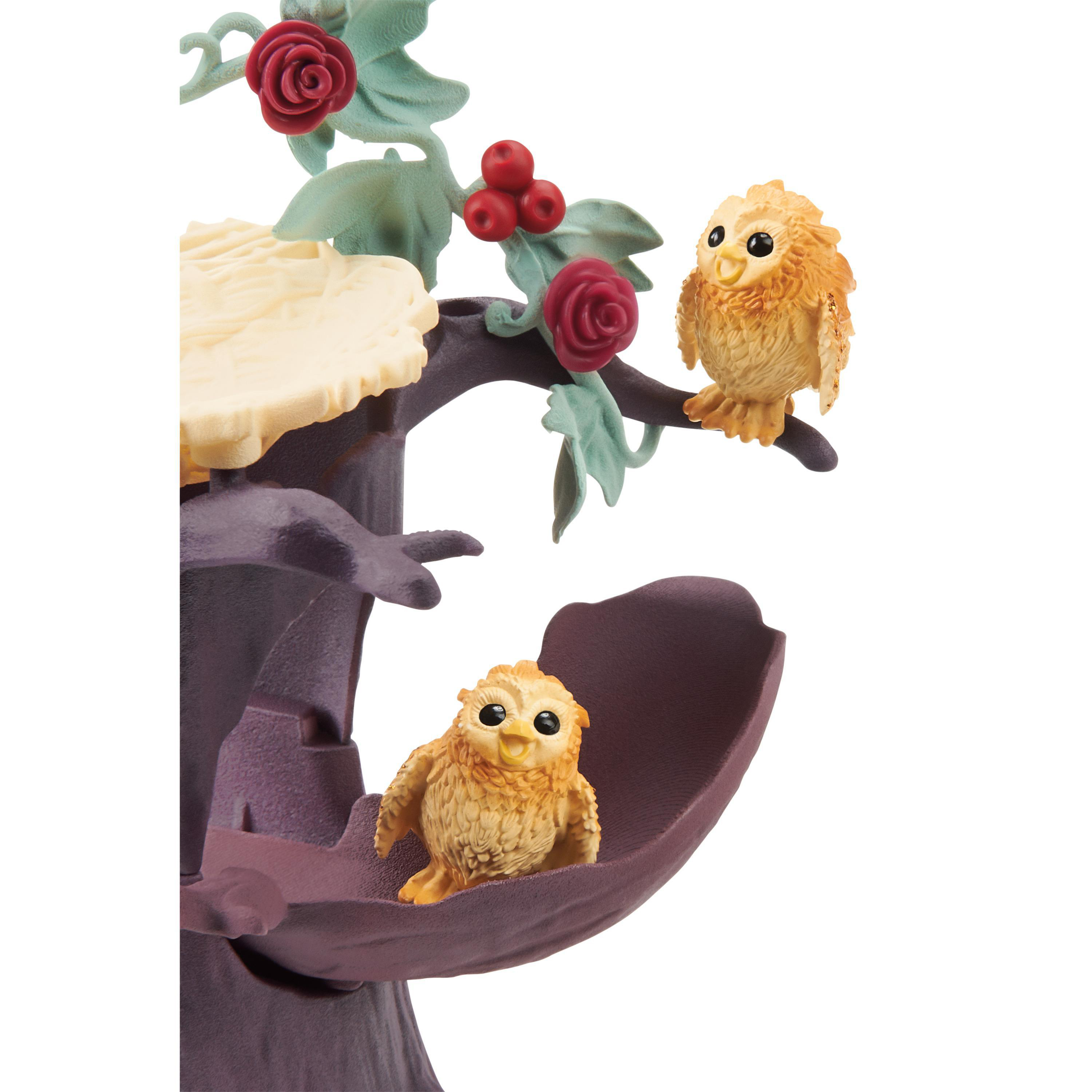 Ein Baum mit zwei Eulen und einem Nest. Der Baum hat Rosen und Beeren. Die Eulen sind gelb-orange mit schwarzen Augen.