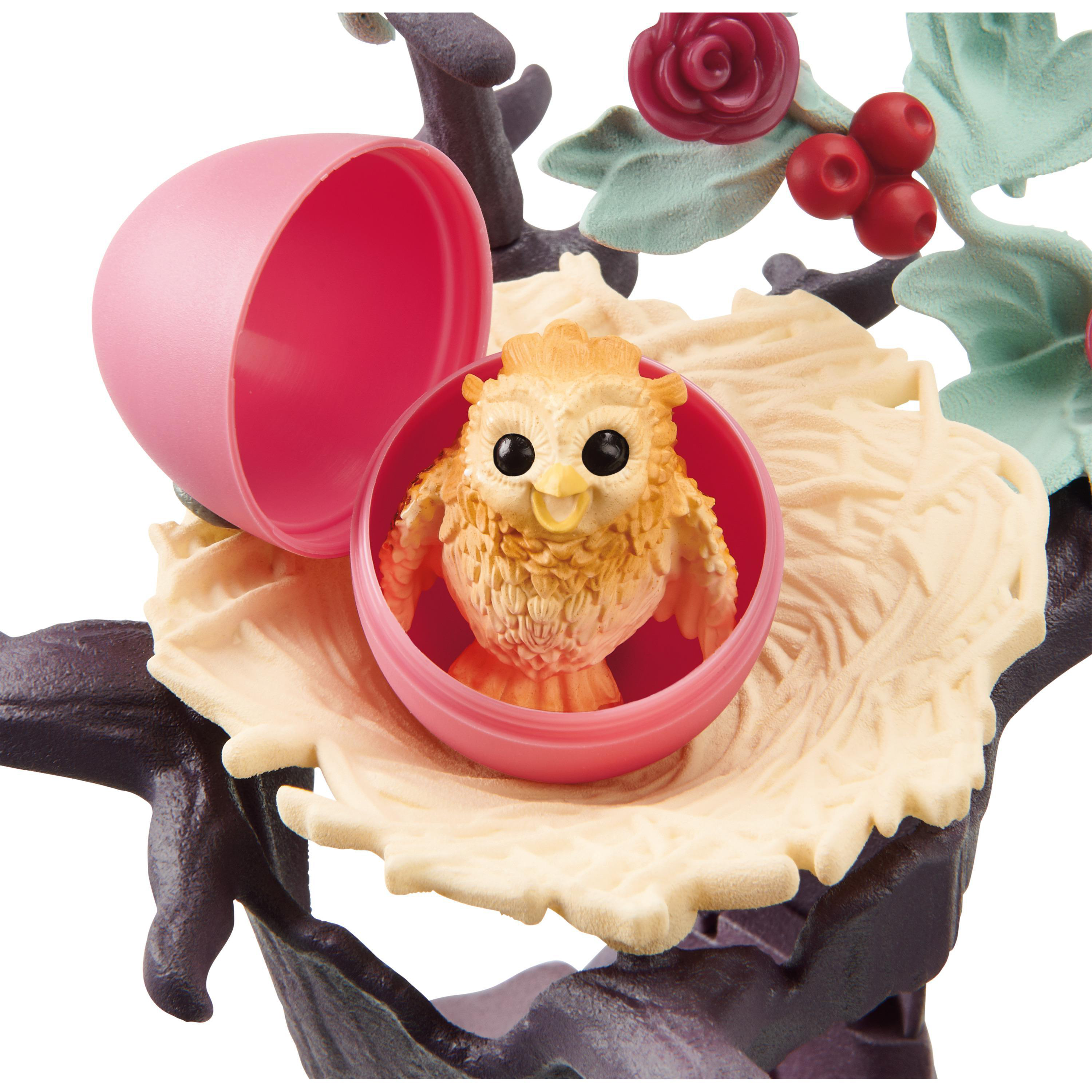 Ein kleiner gelber Vogel in einem Ei, in einem Nest, auf einem Ast. Rosa und rot.