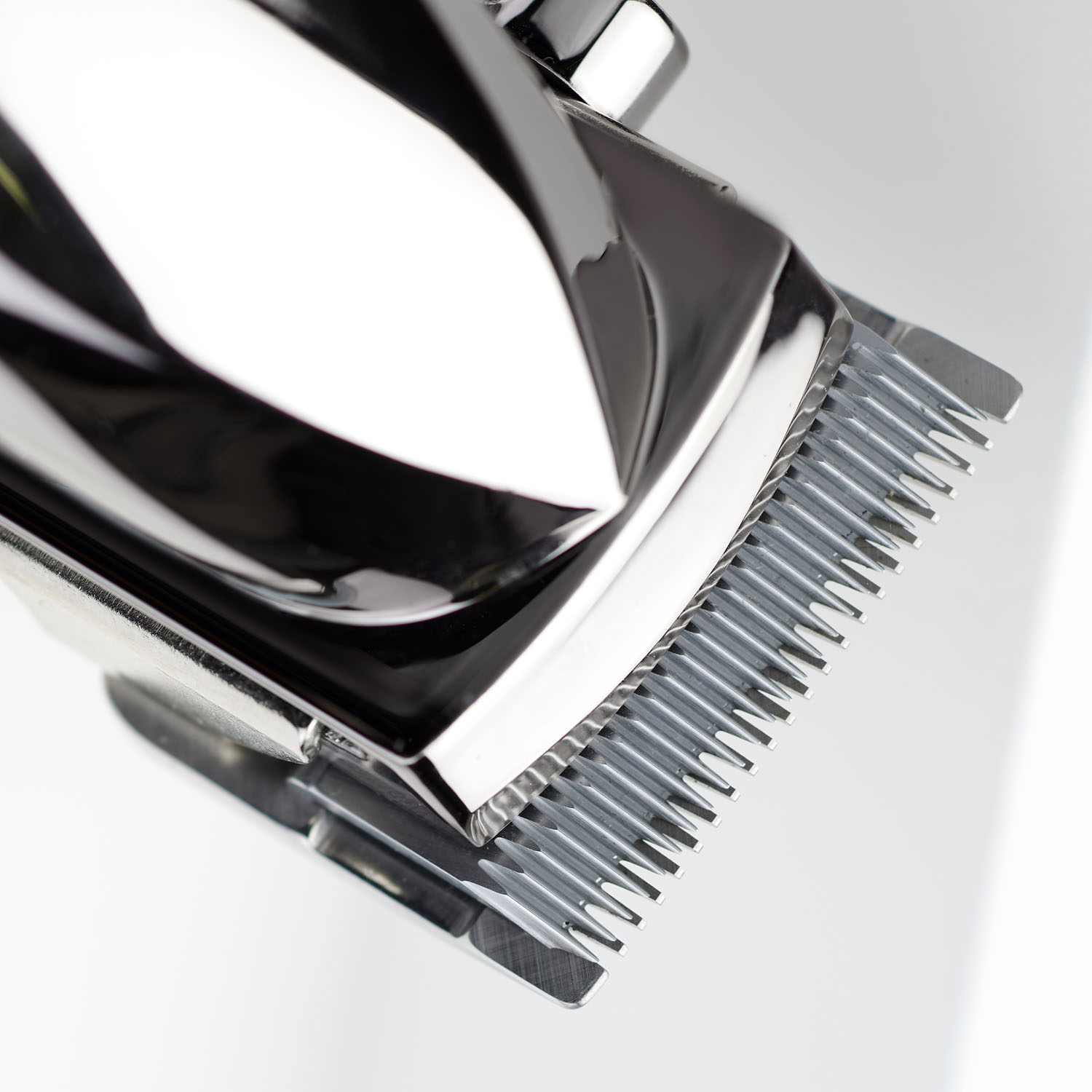 Nahaufnahme einer Haarschneidemaschinenklinge, glänzendes Finish.