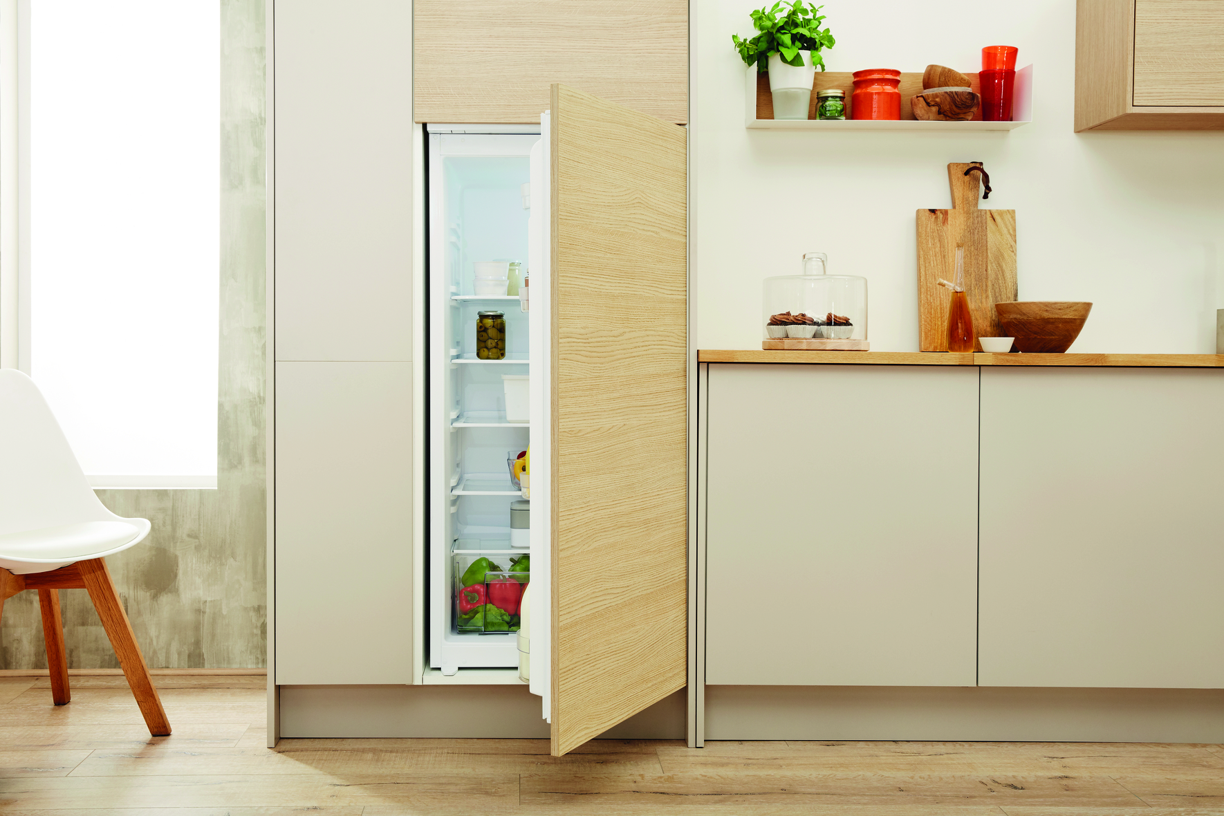 Küche mit offenem Kühlschrank, Essen darin, Holzakzente.