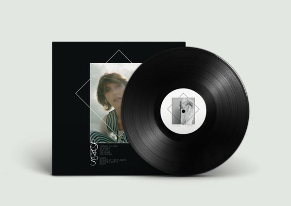 Vinylplatte auf Hülle. Schwarzes Album mit Foto und Text auf weißem Grund.