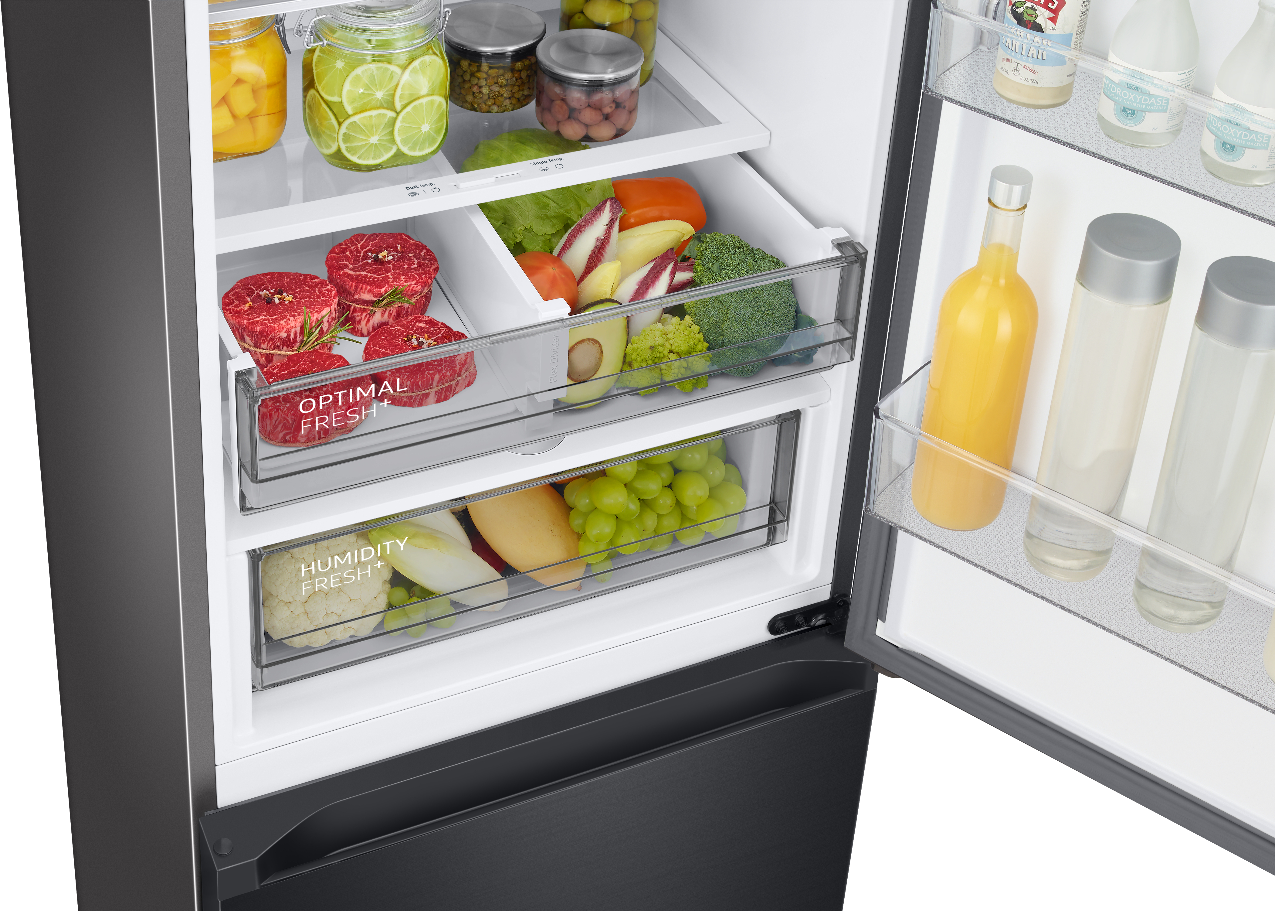 Offener Kühlschrank mit Obst, Gemüse und Fleisch. Gläser auf dem obersten Regal. Flaschen und Behälter rechts.