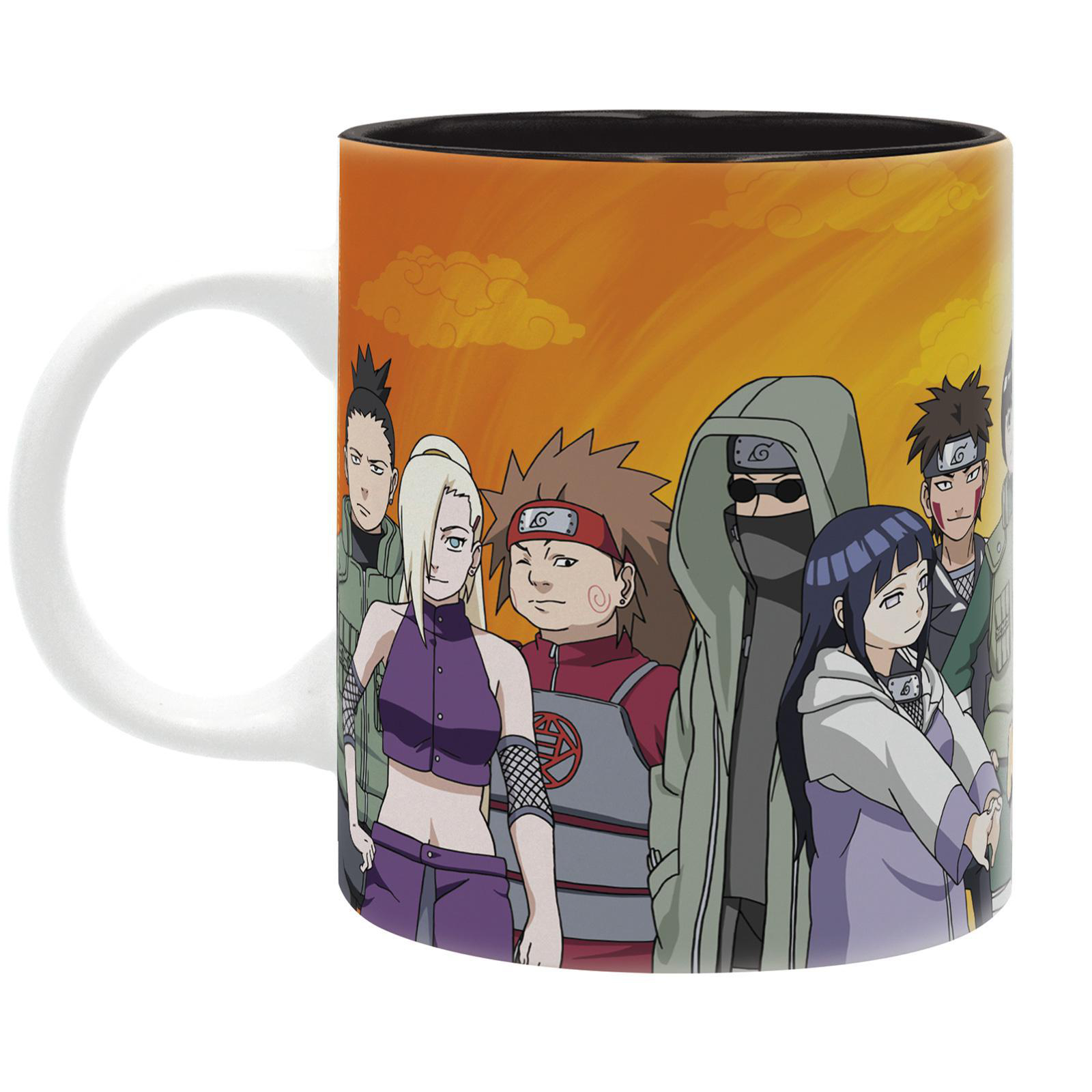 Tasse mit Anime-Charakteren. Charaktere stehen vor einem Sonnenuntergangshintergrund.