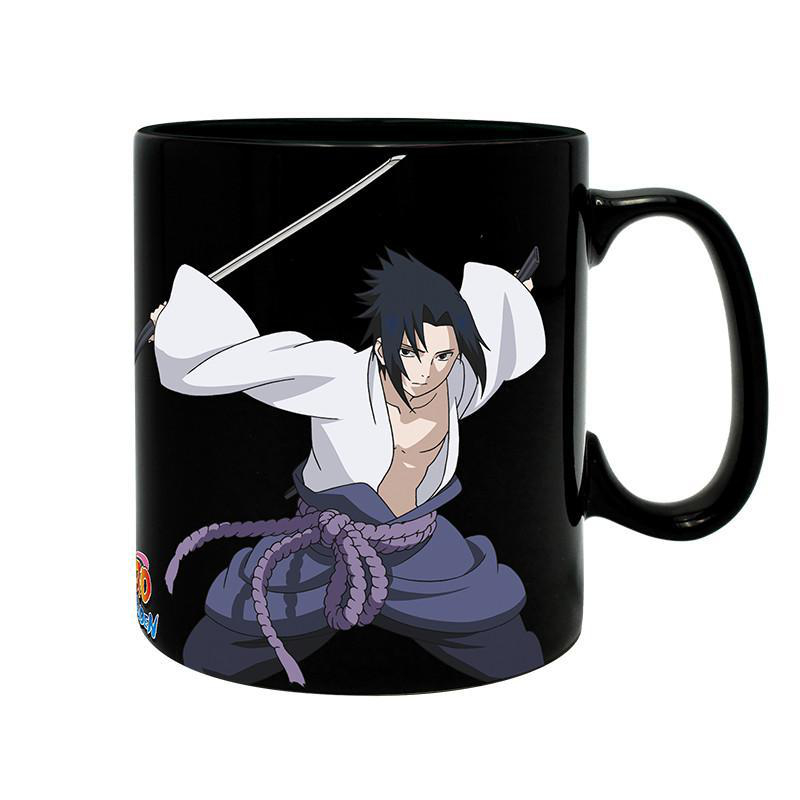 Schwarze Tasse mit Anime-Charakterbild. Die Figur hält ein Schwert. Ein Logo befindet sich auf der Tasse.