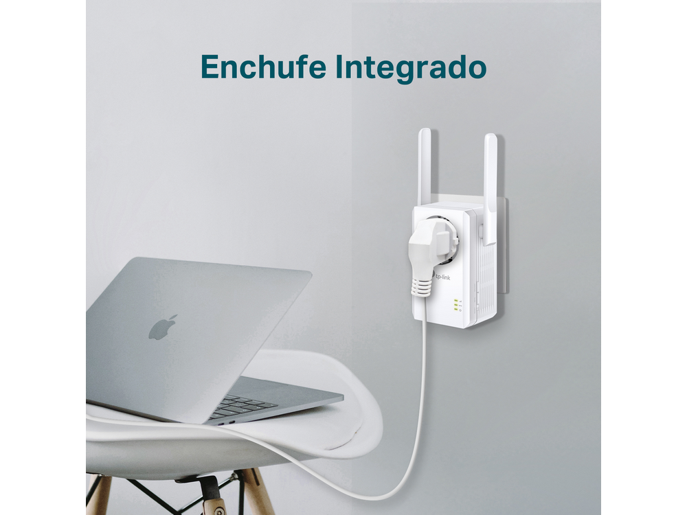 Un extensor WiFi blanco con enchufe, conectado a una pared con un portátil en una silla.