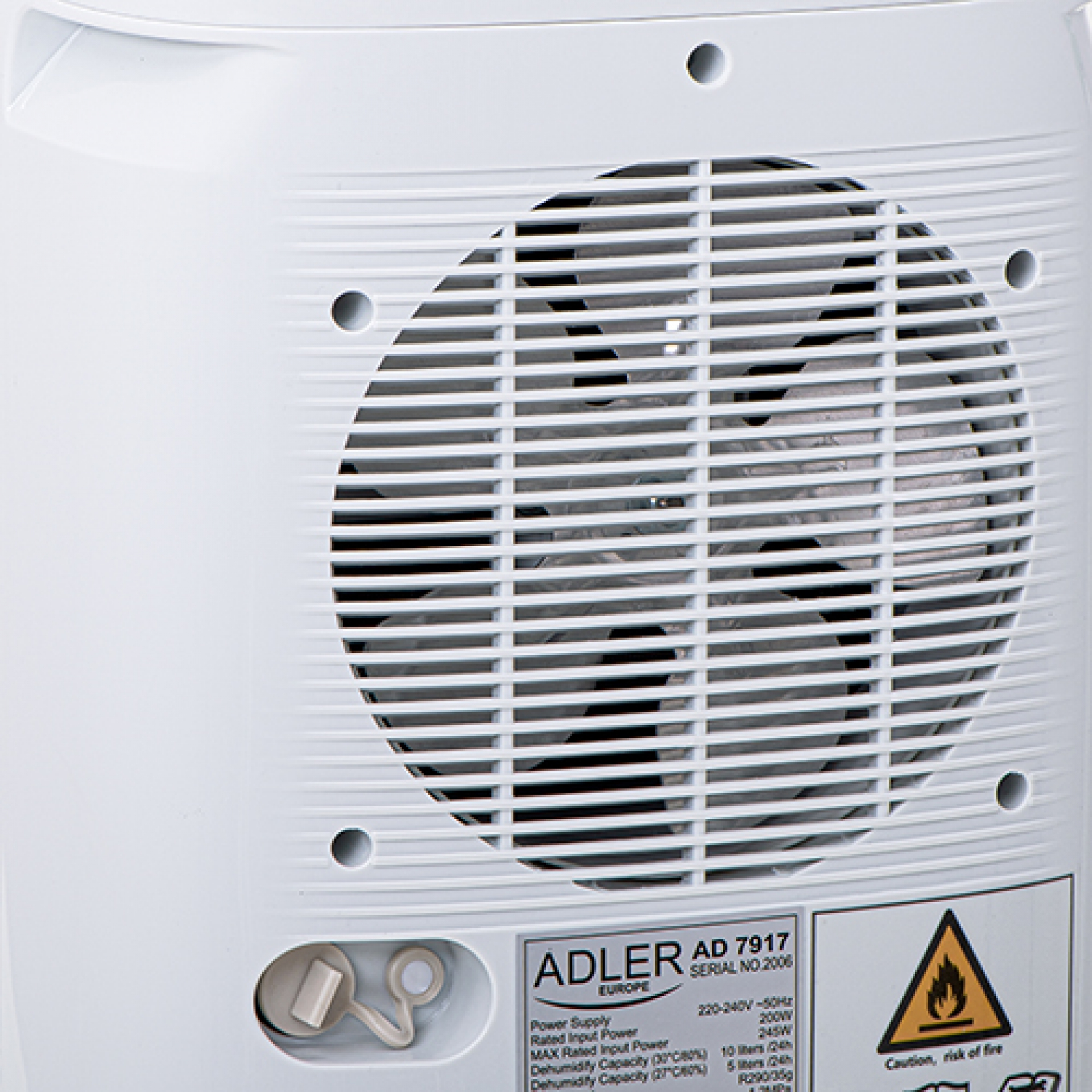 Fehér fűtőtest közelképe ventilátorral és vezérlőpanellel.
