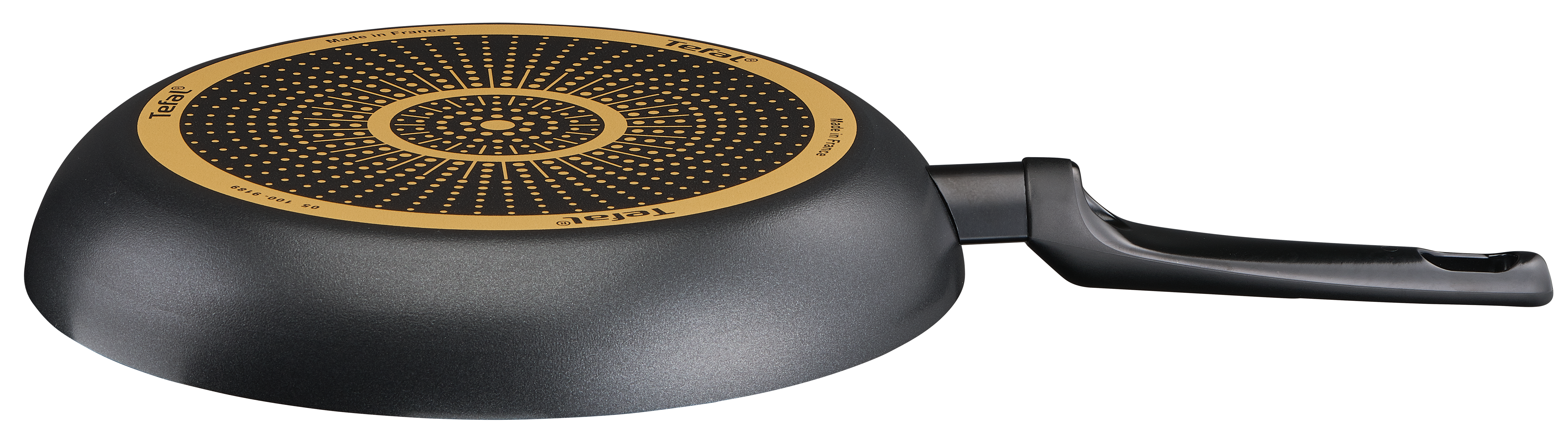 Egy fekete Tefal serpenyő, a talpa felfelé, arany mintás aljjal. Fekete fogantyúja van. Made in France látható.