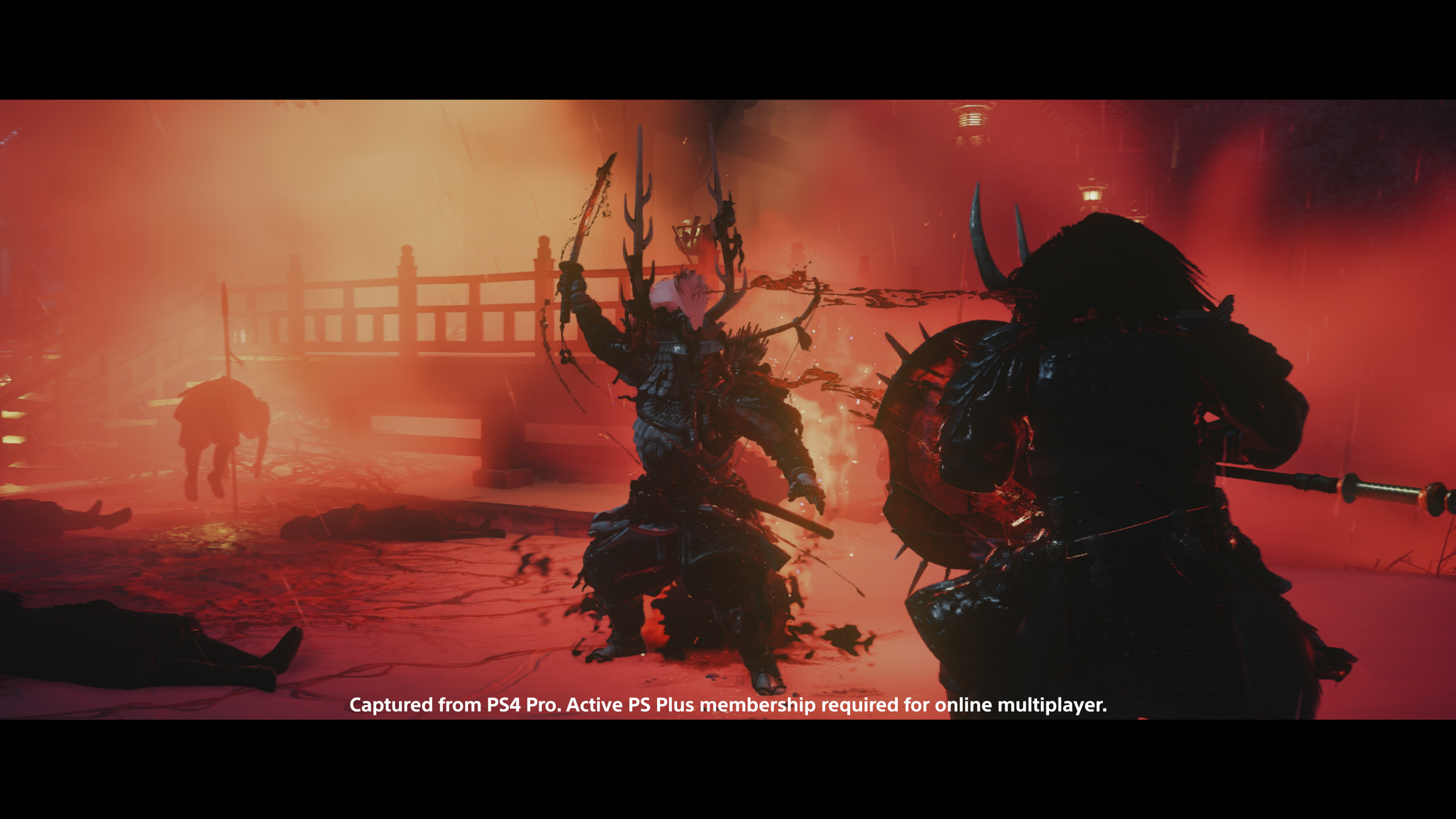 Una scena di combattimento in un videogioco con due figure corazzate che combattono in un ambiente illuminato di rosso.