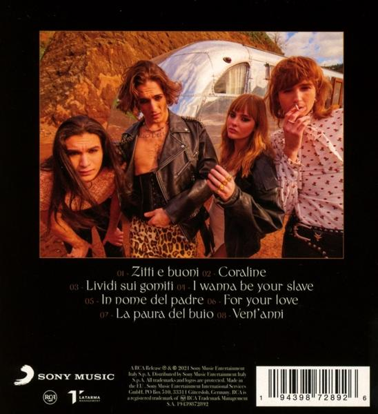 Együttes tagjai az album hátulján. Az együttes egy lakókocsin kívül van, a kamerába néz.